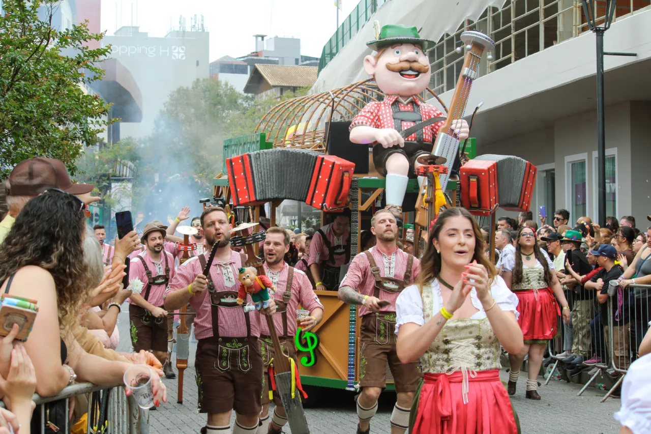 Quer desfilar na Oktoberfest Blumenau? Veja como participar