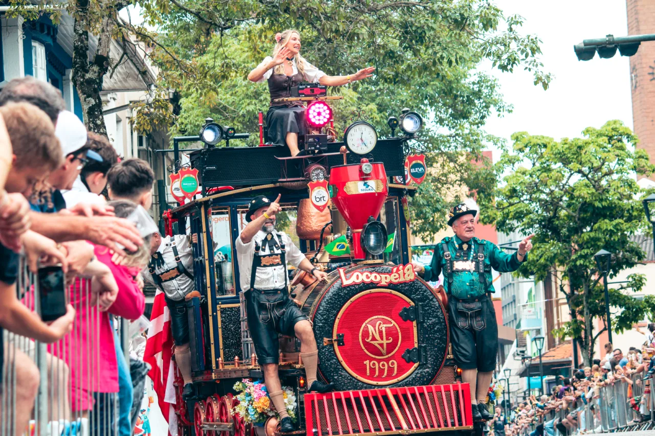 Quer desfilar na Oktoberfest Blumenau? Veja como participar