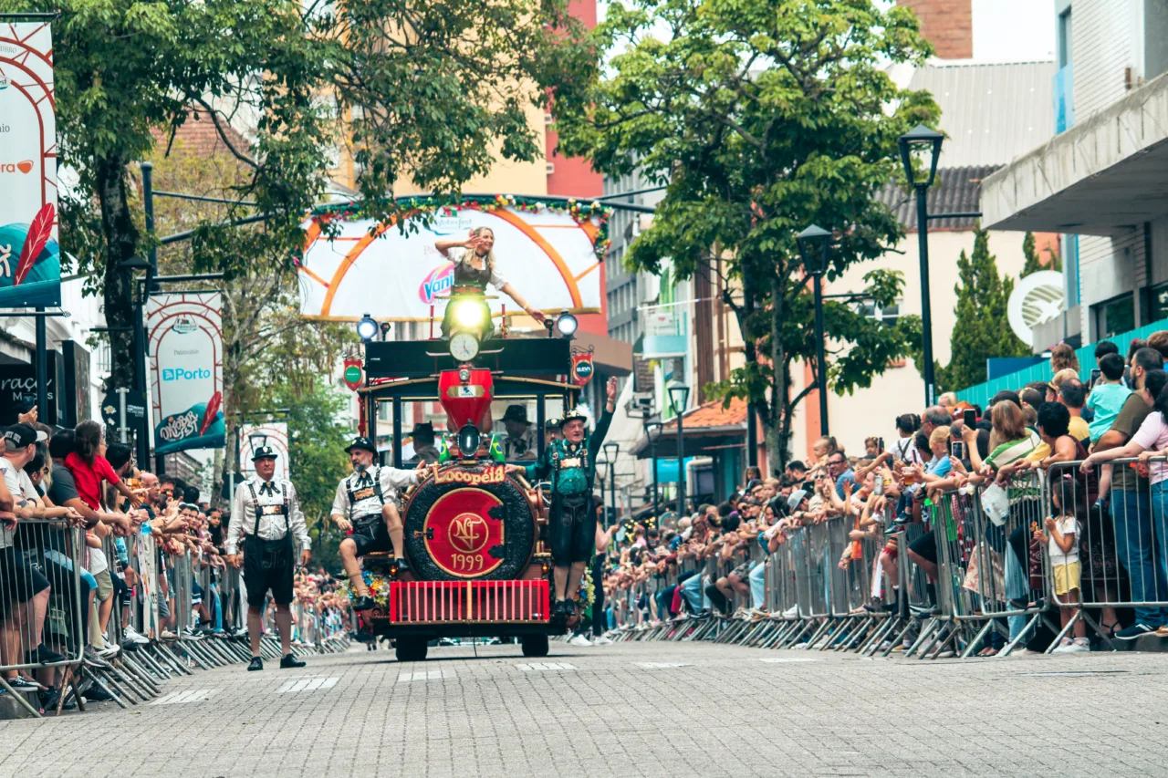 Quer desfilar na Oktoberfest Blumenau? Veja como participar