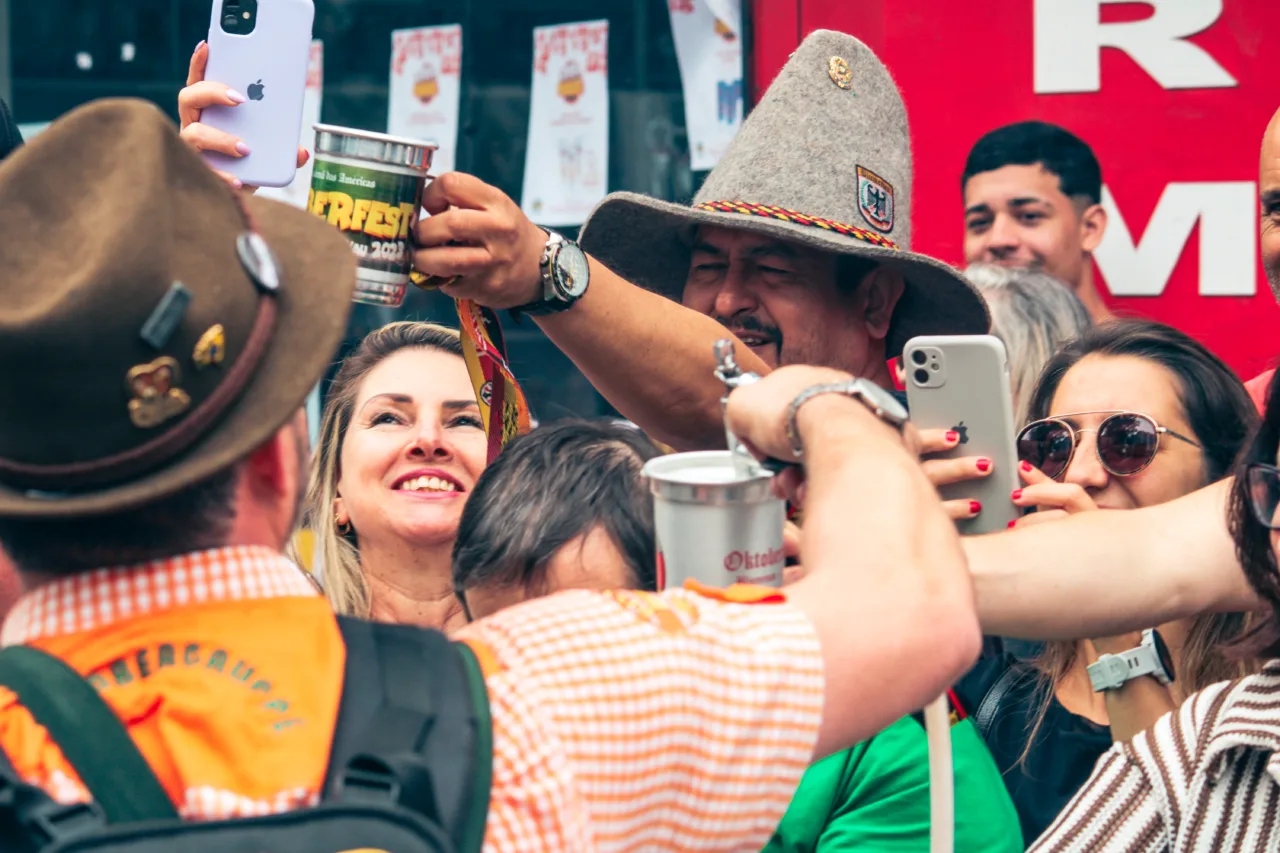 Quer desfilar na Oktoberfest Blumenau? Veja como participar