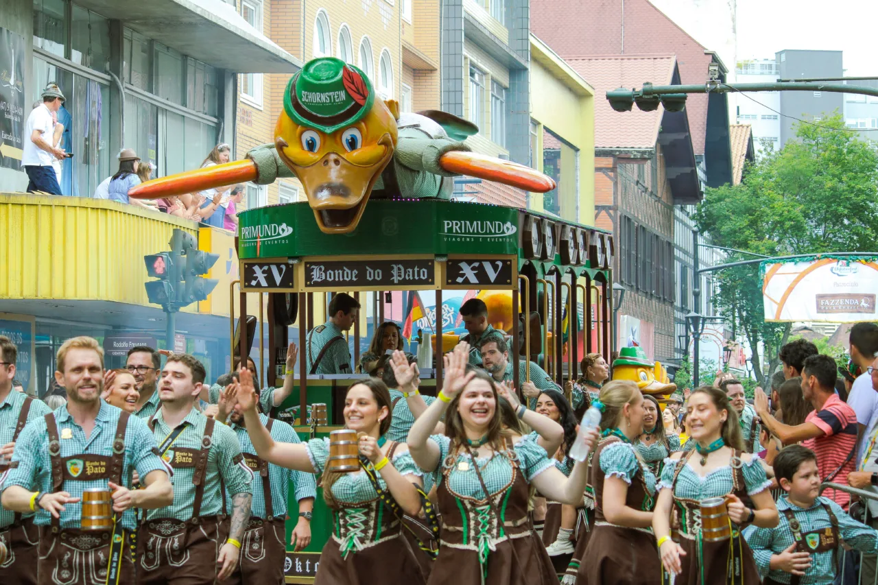Quer desfilar na Oktoberfest Blumenau? Veja como participar