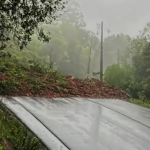 SC-283 é interditada após queda de barreira em Seara | Foto: PMRv/Divulgação