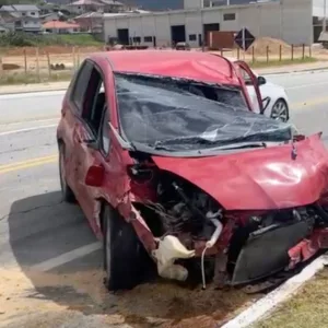 Carro fica irreconhecível após acidente na BR-282 | Foto: Reprodução