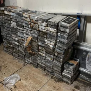 Carga de mais de meia tonelada de cocaína estava estava escondida em um depósito no subsolo de uma sala, escondido abaixo do piso Crédito: PF/Divulgação