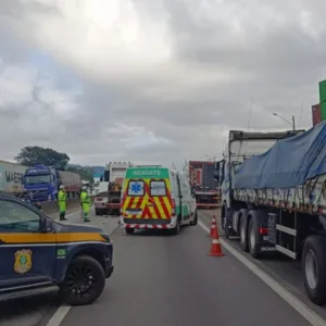 Grave acidente envolvendo moto e caminhão na BR-101 em Santa Catarina. Foto: Divulgação, PRF