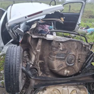 Criança de seis anos morre a caminho do hospital após ser arremessada de carro em acidente na SC-418 - Imagem: reprodução/ PMRv