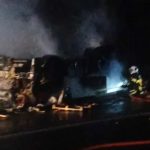 Homem de 27 anos morre após caminhão tombar e pegar fogo na BR-280 em SC | Foto: PRF