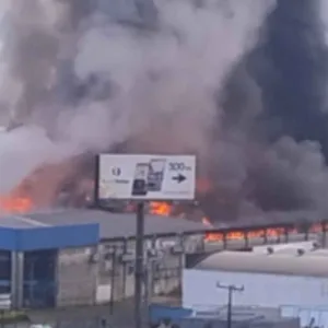 Incêndio de grandes proporções atinge estabelecimento em São José | Vídeo: Maclean/Cedido
